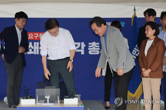 이낙연 전 더불어민주당 대표가 10일 국회 본청 앞 이재명 대표 단식 농성 천막을 방문, 자리에 앉고 있다.<연합뉴스>